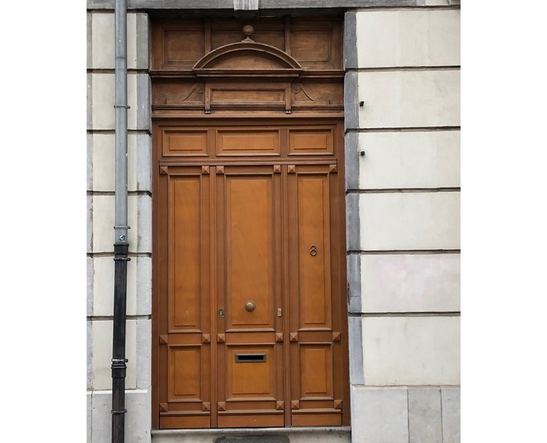 Menuiserie-Riche-porte-patrimoine-a-l-identique-porte-chene-moulures-maison-de-maitre-urbaine.png