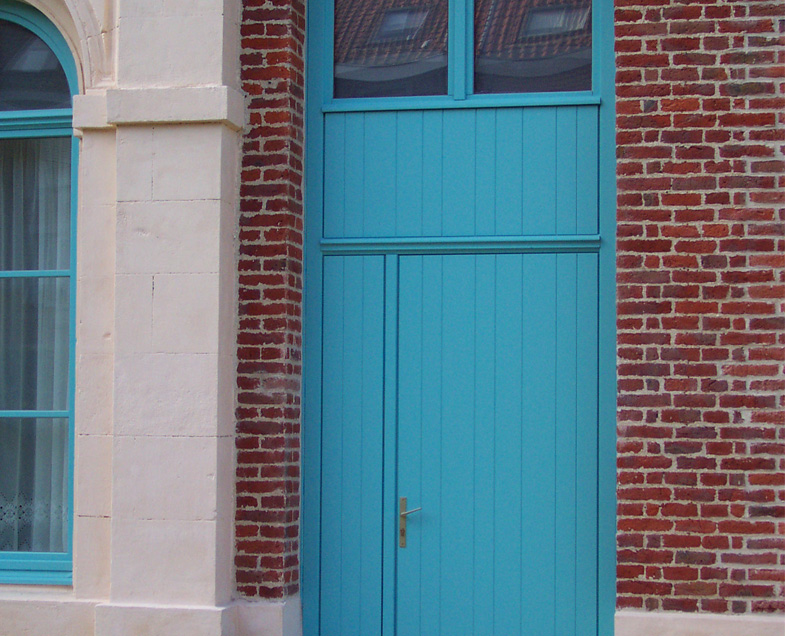 Menuiserie-Riche-porte-patrimoine-planchettes-appliquees-dans-ensemble-architectural.jpg