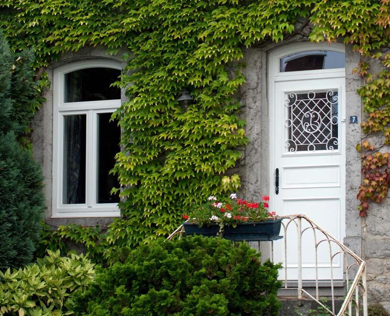 Menuiserie-Riche-porte-patrimoine-re-emploi-fer-frge-blanche-Chimsco-avec-fenetre-renovation.jpg