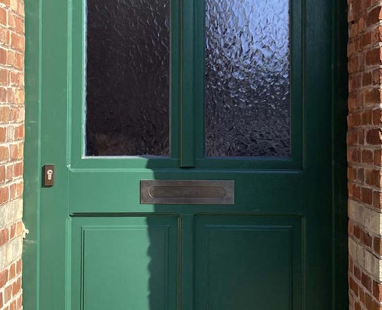 Menuiserie-Riche-portes-boite-aux-lettres-laiton-vieilli-porte-verte-elegance-ww.jpg