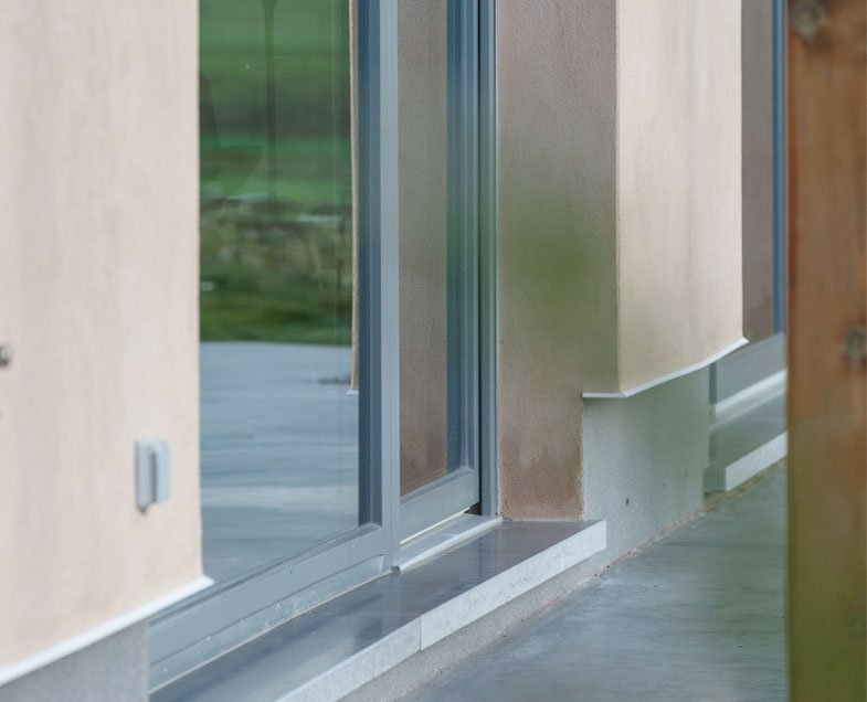 Menuiserie-Riche-seuil-porte-balcon-20-mm-acces-facile-PMR-et-ventilation.jpg