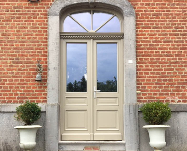 Menuiserie-Riche-types-portes-doubles-portes-couleur-beige-facade-patrimoine.jpg