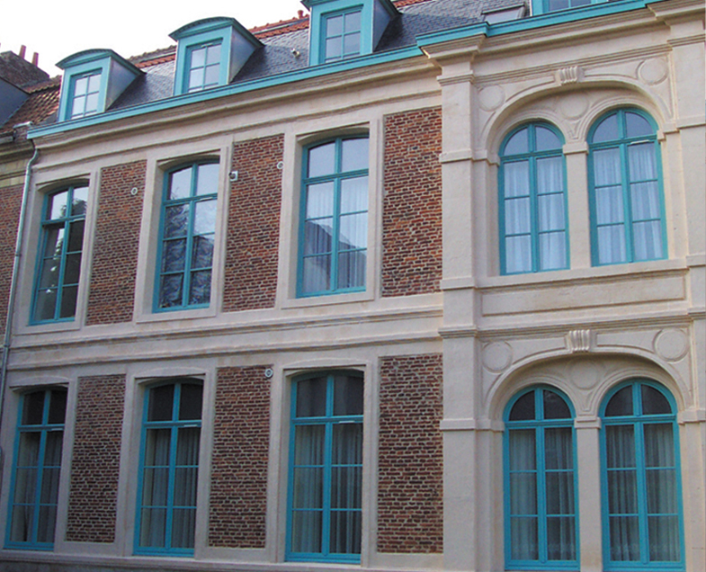 Menuiserie-riche-fenetre-teintes-chassis-peinture-a-l-identique-couleur-bleu-vue-exterieur-facade-style-ancien.jpg