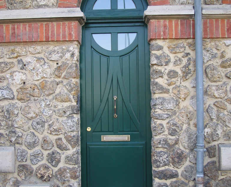 Menuiserie-riche-teintes-peinture-a-l-identique-couleur-vert-vue-exterieur-porte-entree-renovation.jpg