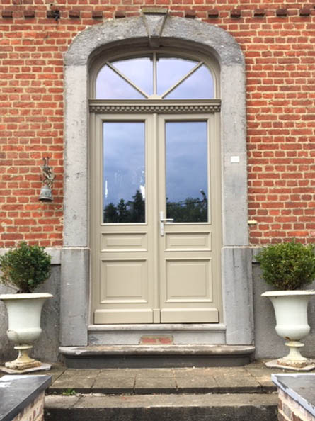 Menuiserie-Riche-porte-sur-mesure-elegance-double-mi-vitree-imposte-anse-de-panier-renovation