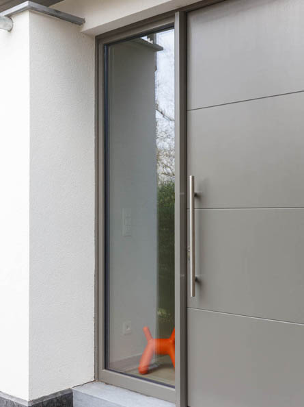 Menuiserie-Riche-porte-sur-mesure-moderne-bloc-porte-plane-fixe-lateral-gris