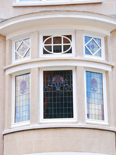 Menuiserie-riche-fenetres-patrimoine-remploi-vitrage-croisillons-sur-mesure-renovation.jpg