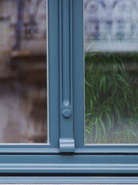 Menuiserie-Riche-fenetres-patrimoine-detail-conge-arrete-medaillon-vert-canard