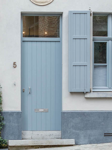 Menuiserie-riche-porte-sur-mesure-ancienne-bloc-porte-imposte-vitre-bleu-mons
