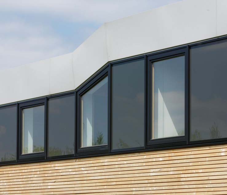 Menuiserie-RIche-immeuble-tertiaire-bureaux-fenetres-etage-simple-ouvrant-bois-alu-stabilame.jpg