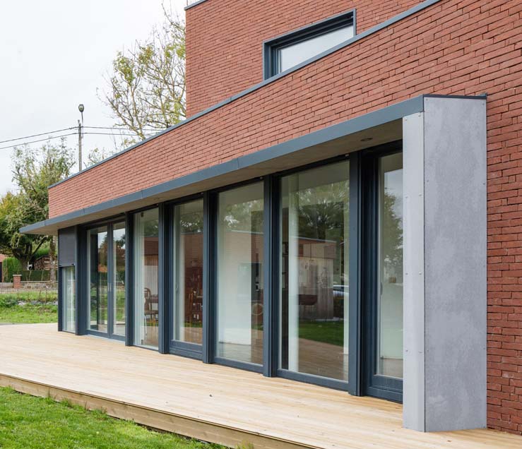 Menuiserie-Riche-ensemble-vitre-coulissants-bois-aluminium-bicolore-terrasse-cote-alleluia-architecte-stabilame.jpg