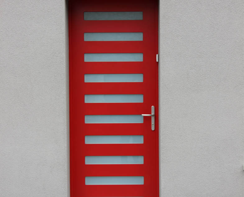 Menuiserie-Riche-porte-bloc-porte-rouge-crepi-details-double-poignee.jpg