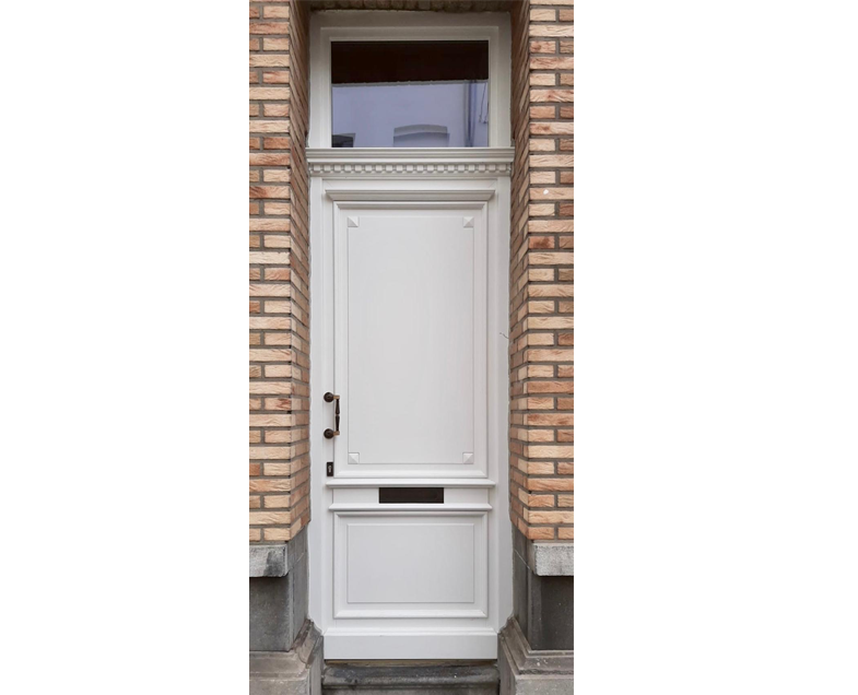 Menuiserie-Riche-porte-elegance-blanche-renovation-moulure-piano-imposte-ww.png