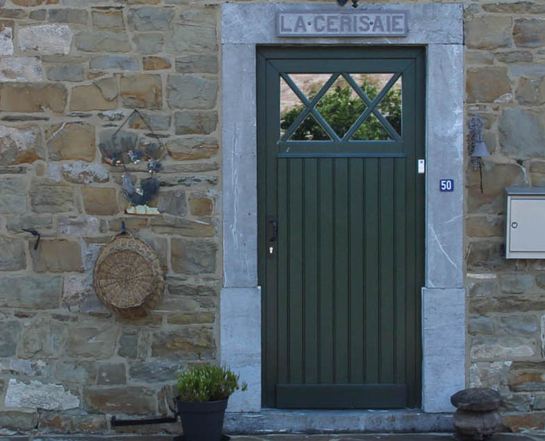 Menuiserie-Riche-porte-exterieure-cottage-croix-biais-verte-cerisaie.jpg