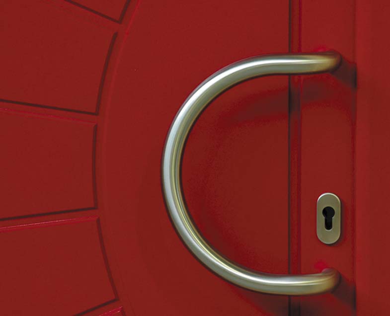 Menuiserie-Riche-porte-tirant-inox-arrondi-porte-rouge-detail.jpg