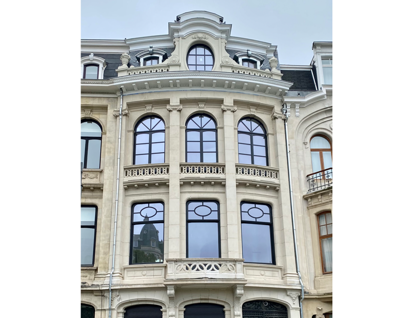 Menuiserie-Riche-facade-patrimoine-fenetres-renovation-maison-de-maitre