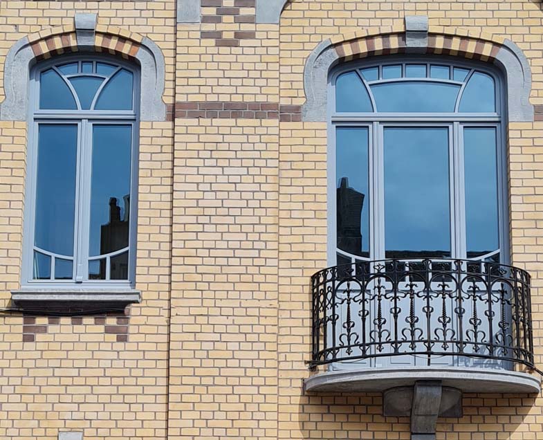 Menuiserie-Riche-fenetre-identique-porte-balcon-petits-bois-art-nouveau-girs-renovation-briques-jaunes-Bo-Chassis.