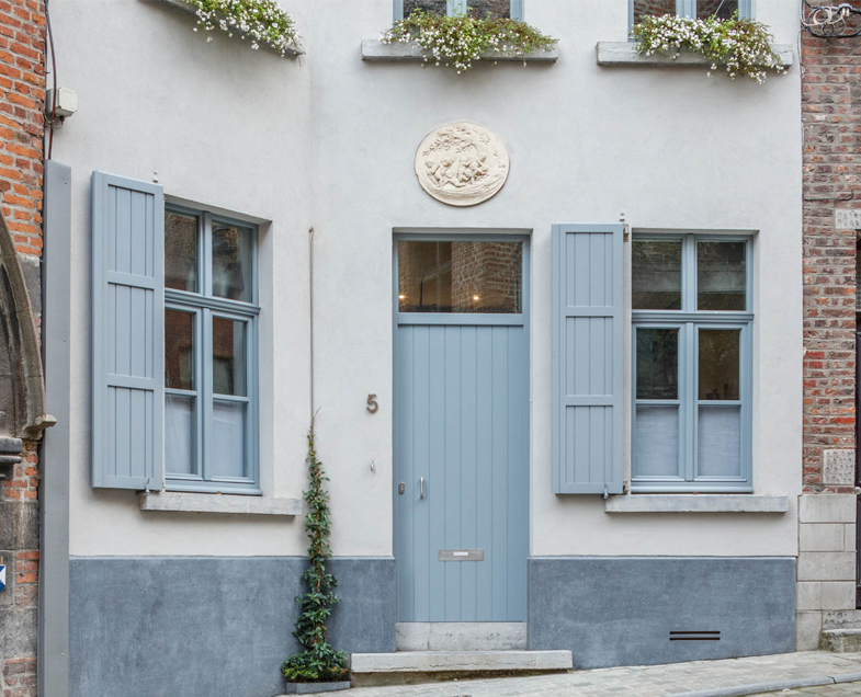 Menuiserie-Riche-porte-exterieure-bloc-porte-a-l-ancienne-imposte-bleue-archi-Alain-Remy.jp