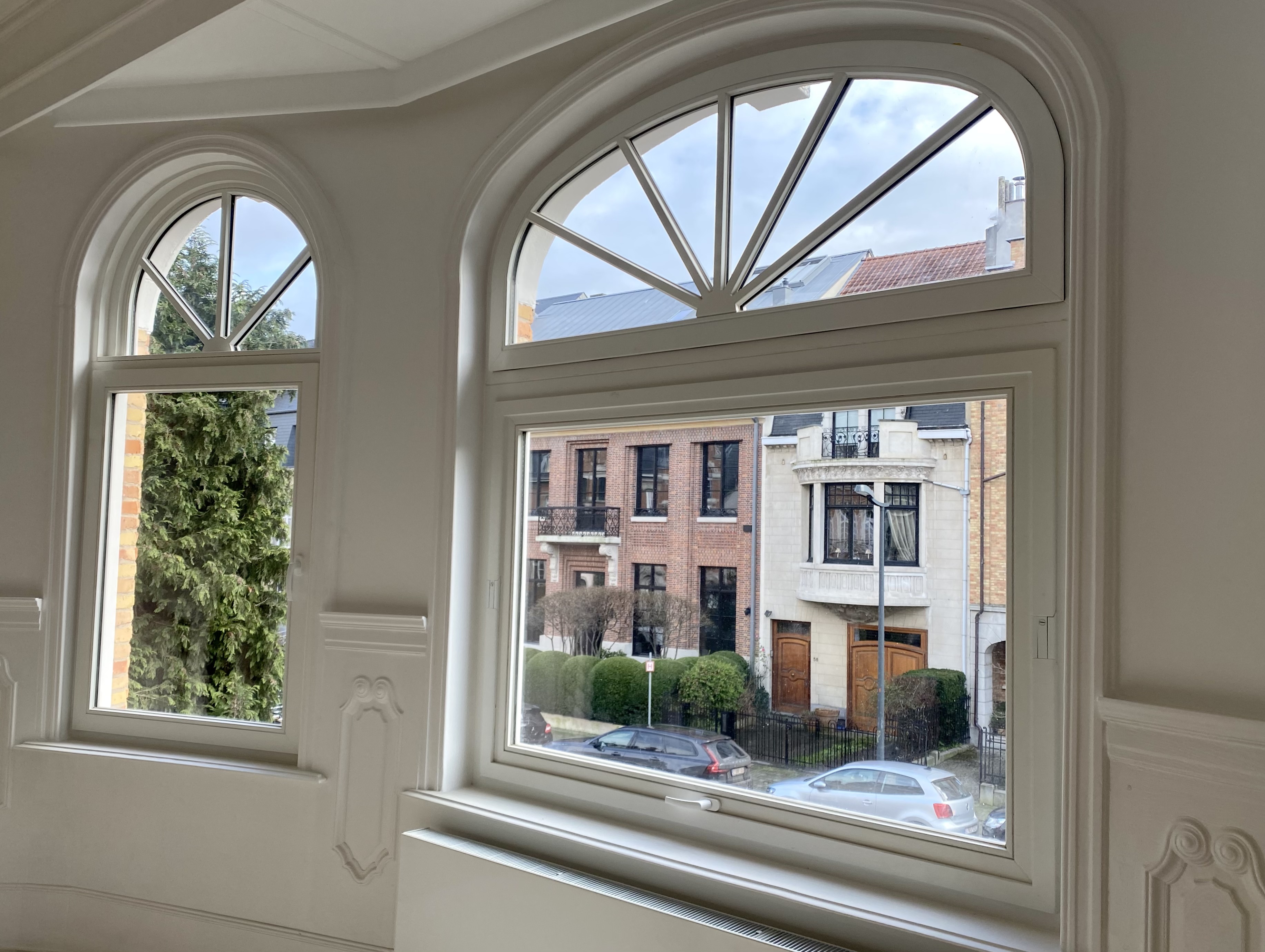 menuiserie-riche-facade-atour--un-reversible-wood-window-chassis-blanc