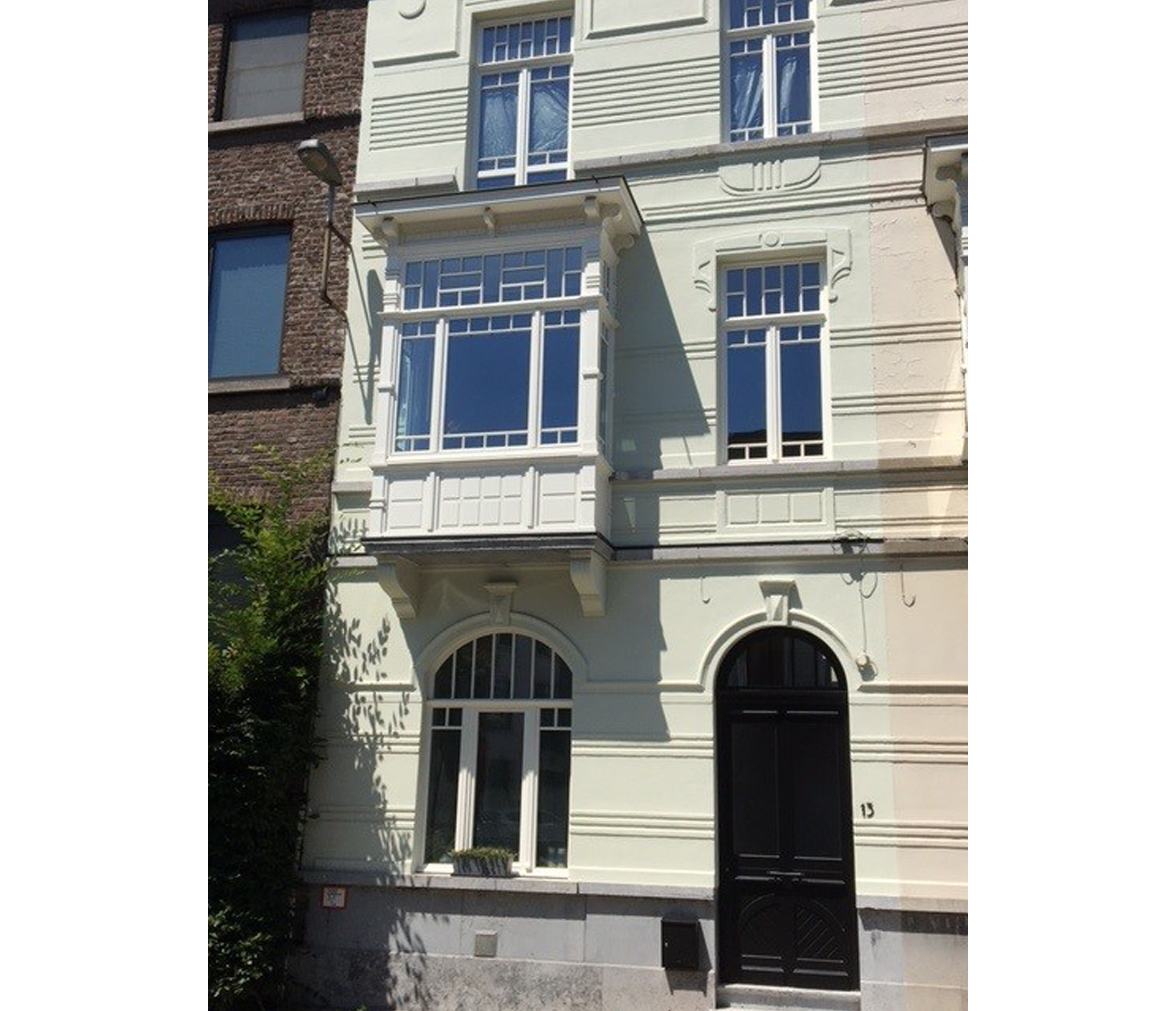 Menuiserie-Riche-facade-renovation-blanc-Gent-petits-bois-geometriques.png