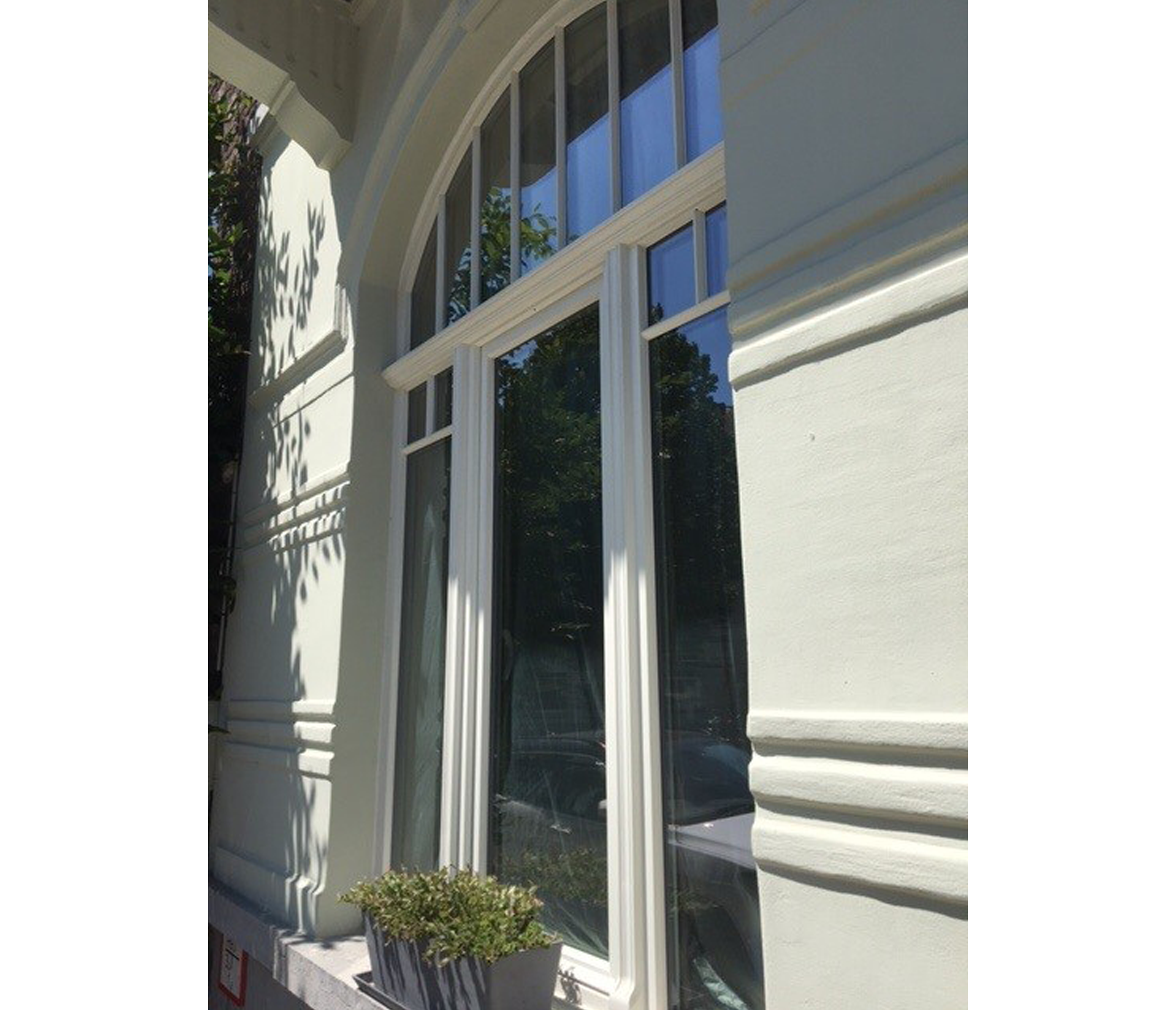 Menuiserie-Riche-fenêtre-cintre-triple-imoste-peits-bois-renovation.png