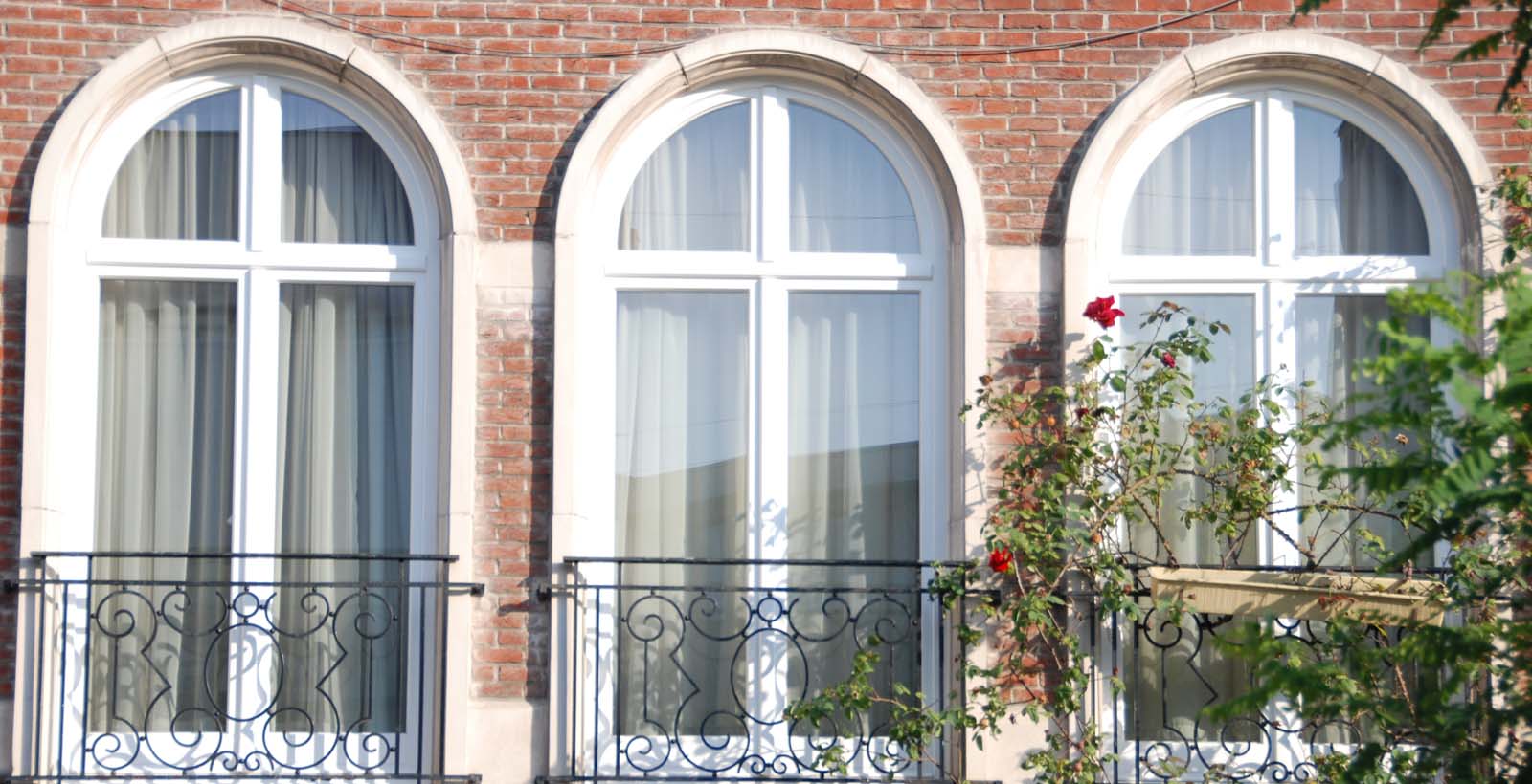 Menuiserie-Riche-fenetres-cintrees-trois-identiques-facade-contemporain-renovation-maison-de-maitre.