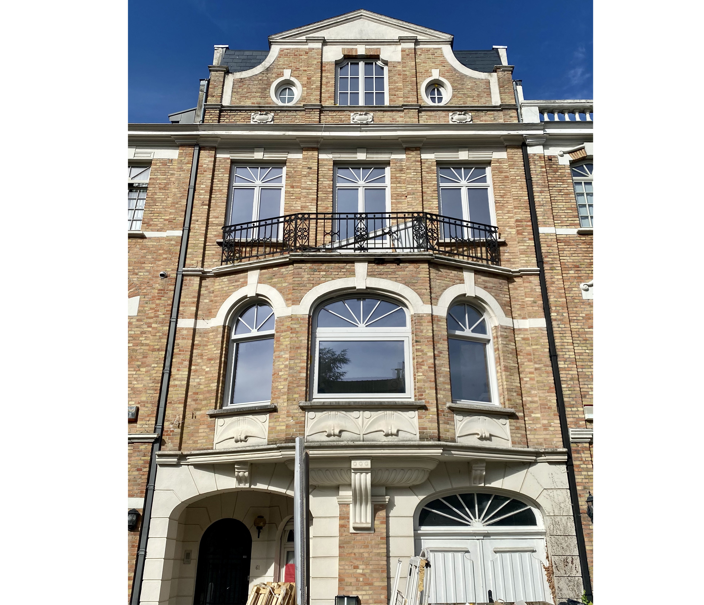 Menuiserie-Riche-fenetres-patrimoine-guillotine-reversible-maison-de-maitre-renovation-Bruxelles-Wood-Window-facade.