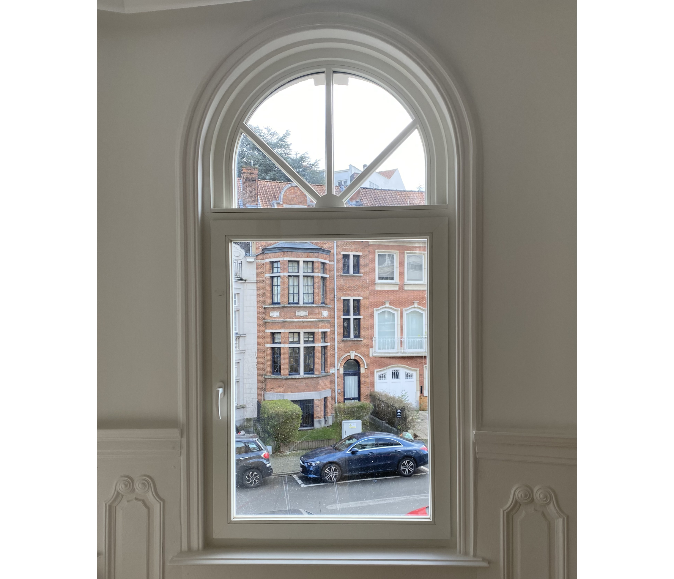 Menuiserie-Riche-fenetres-patrimoine-guillotine-reversible-maison-de-maitre-renovation-Bruxelles-Wood-Window-photo-interieur-arrondi.png