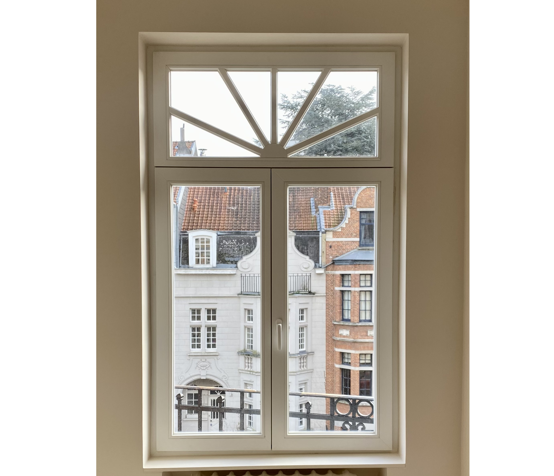 Menuiserie-Riche-fenetres-patrimoine-guillotine-reversible-maison-de-maitre-renovation-Bruxelles-Wood-Window-photo-interieur.png