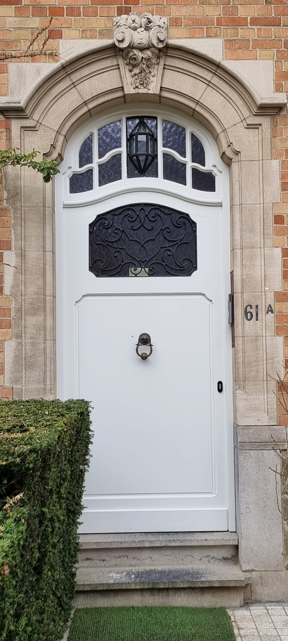 Menuiserie-riche-porte-sur-mesure-blanche-fer-vitraux_0.j