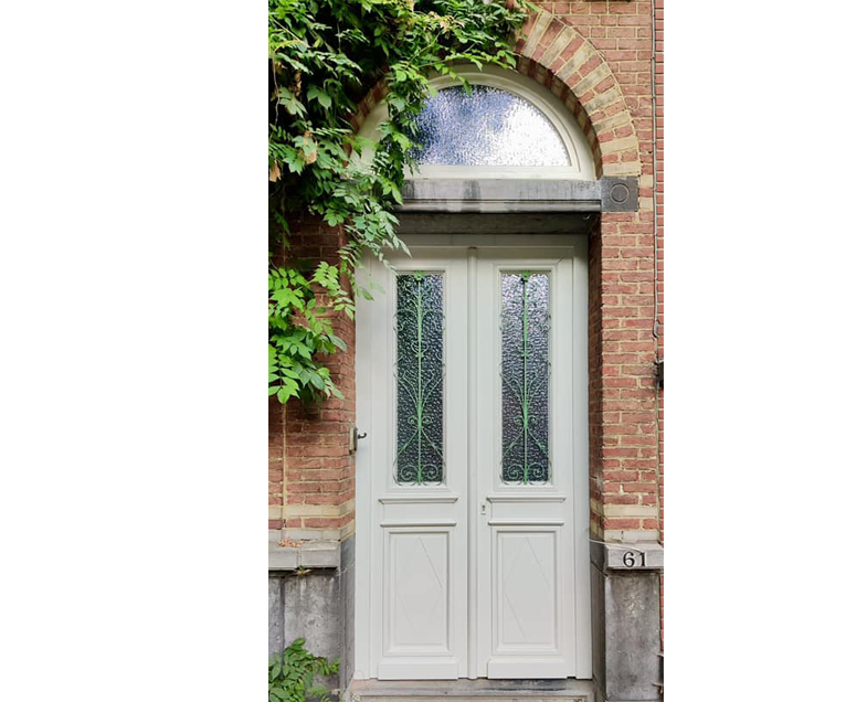 menuiserie-riche-porte-wood-window-recuperation-re-emploi-fer-forgé-vue-exterieur-blanche