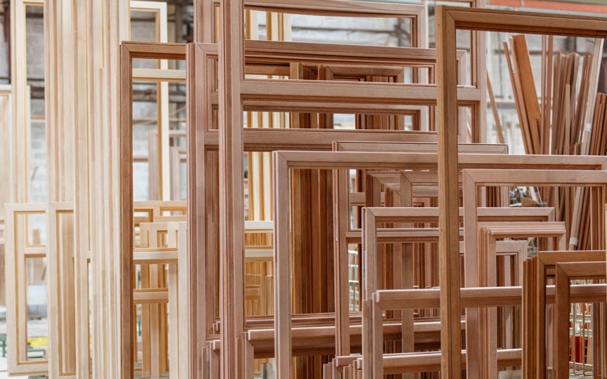 Menuiserie-Riche-chassis-cadres-bois-dans-atelier-fabrication-belge